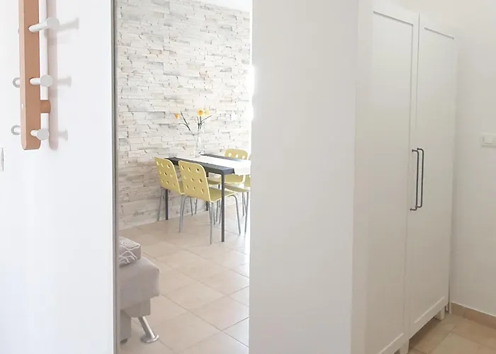 - Pine Diklo Apartman *